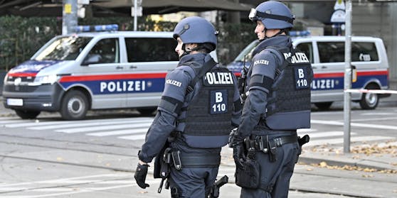 Schwer bewaffnete Polizisten bewachen Wien.