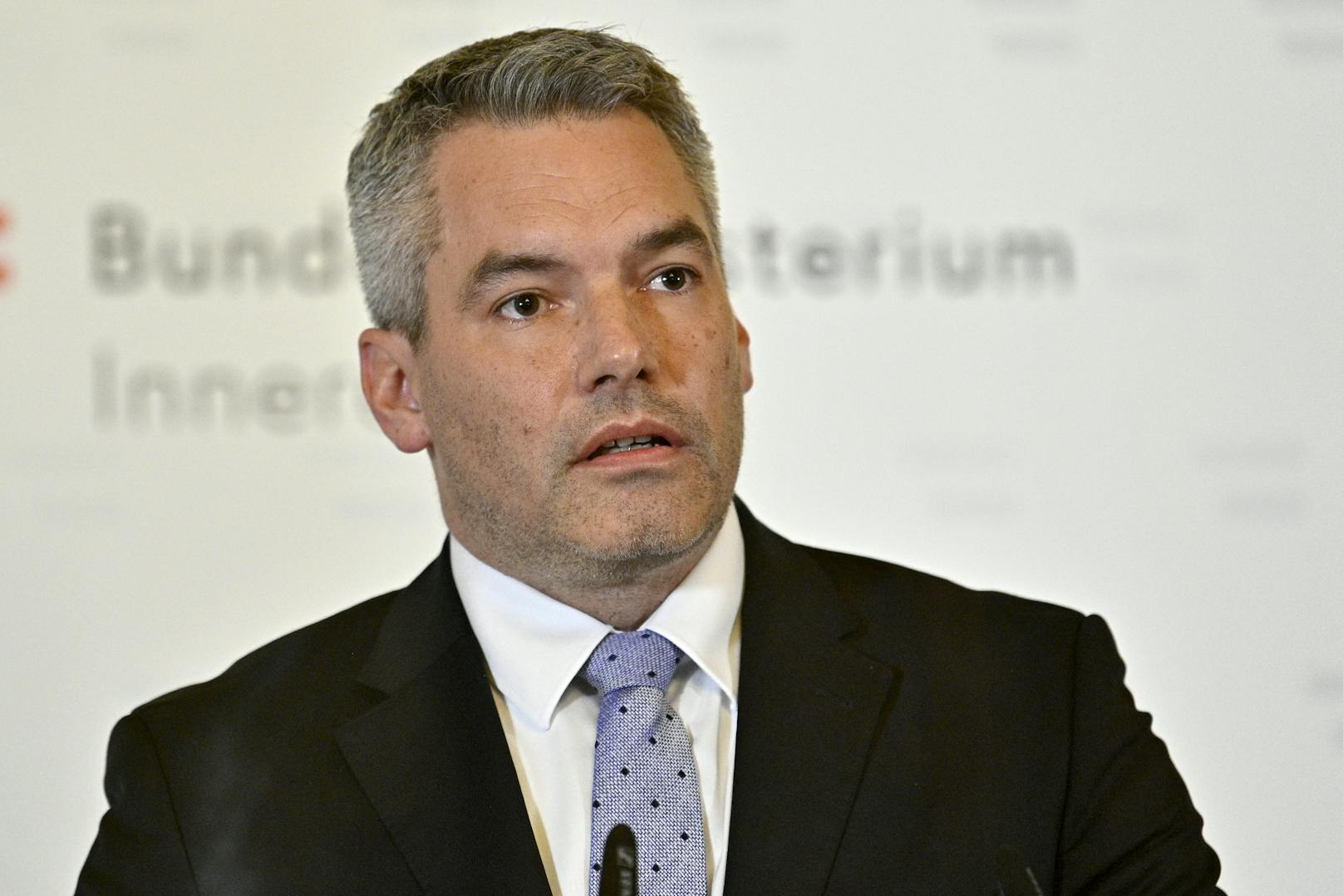 Innenminister Karl Nehammer (ÖVP) bei einem Statement im Innenministerium zum Anschlag in Wien am Dienstag, 03. November 2020.