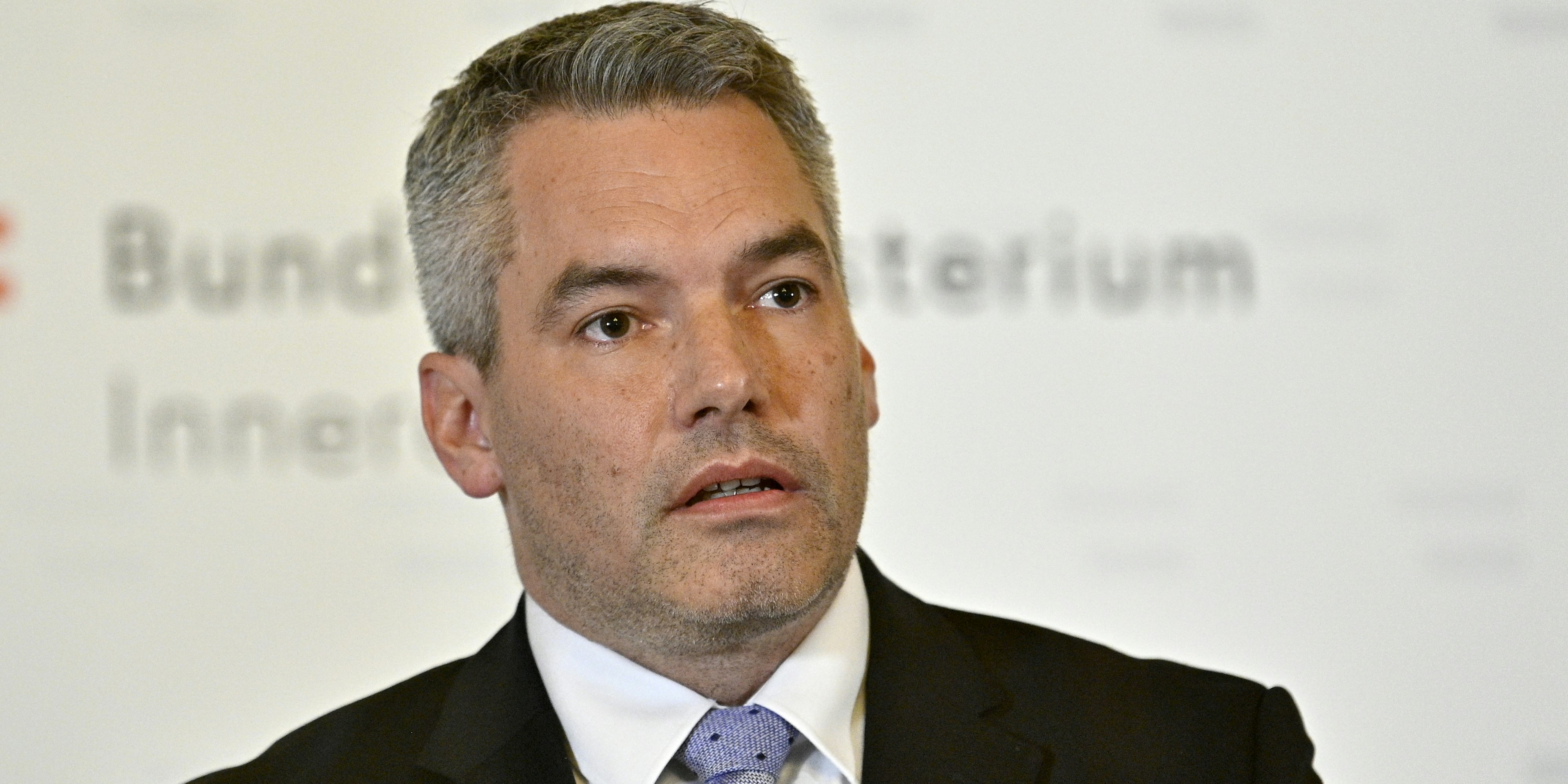 Innenminister Karl Nehammer (ÖVP) bei einem Statement im Innenministerium zum Anschlag in Wien am Dienstag, 03. November 2020.