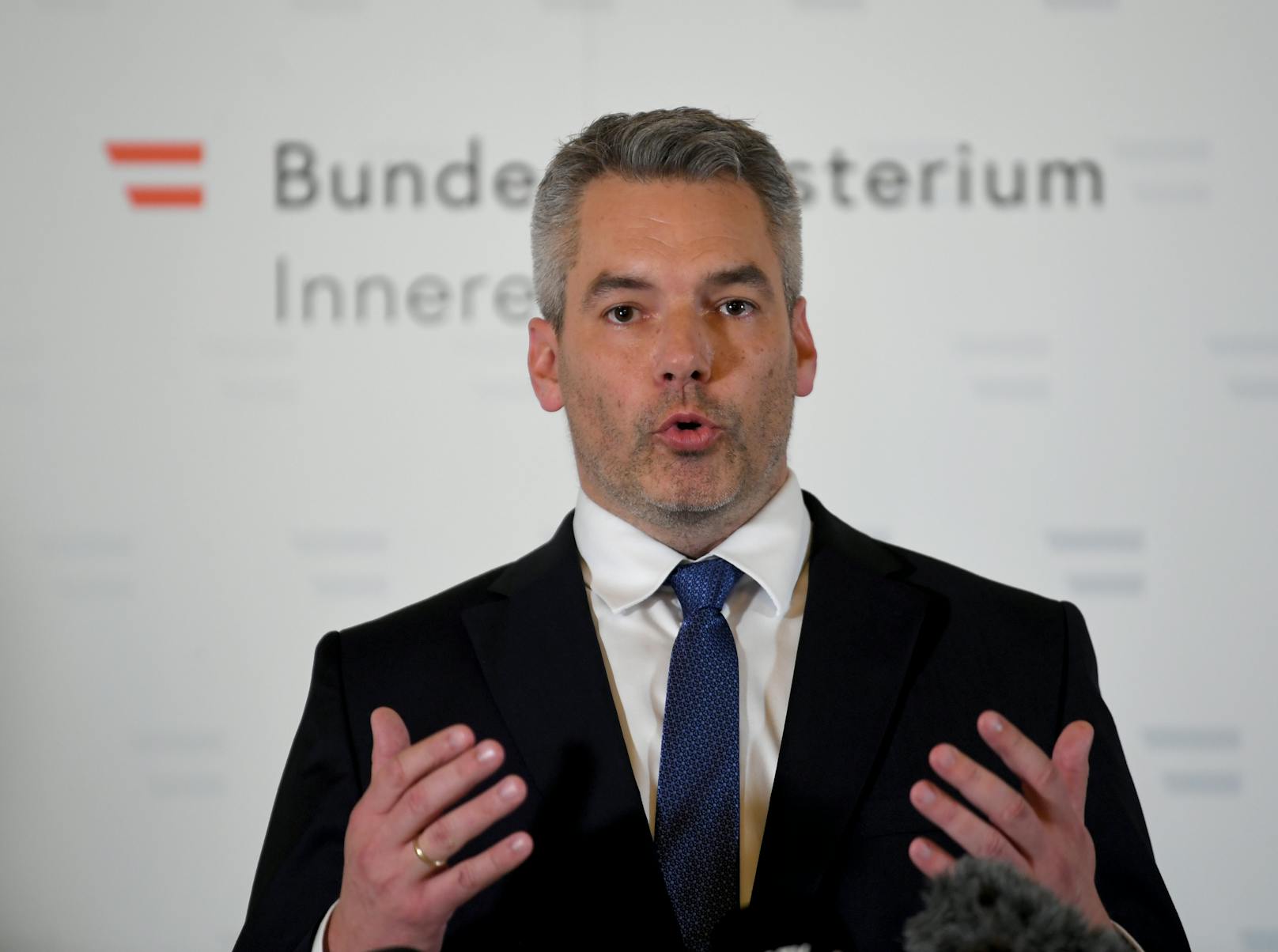 Innenminister Karl Nehammer (ÖVP) bestätigte am Dienstagmorgen, dass der Täter ein IS-Sympathisant war.