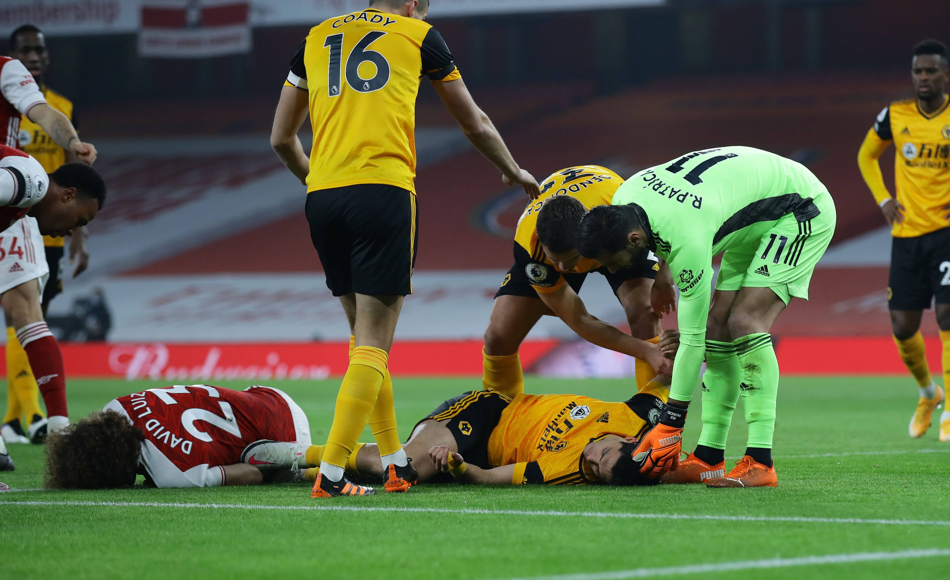 Raul Jimenez ist nach dem harten Zusammenstoß mit Arsenals David Luiz bewusstlos.