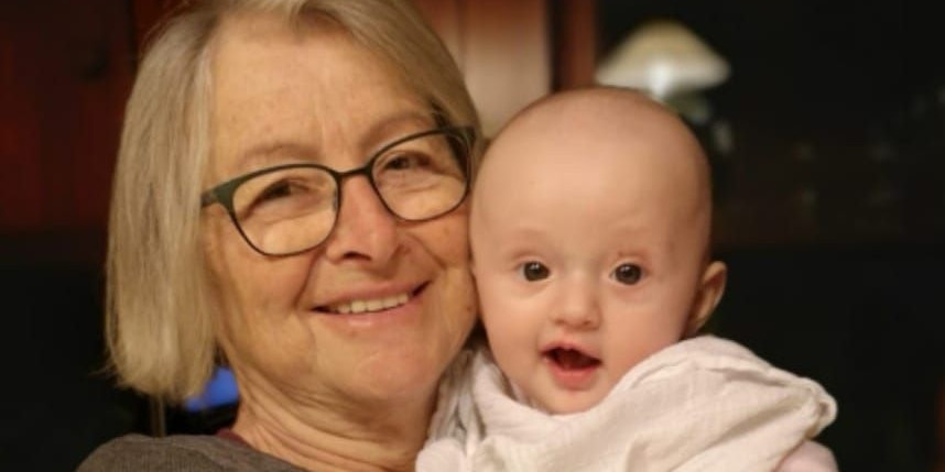 Elfriede und Enkelin Melina danken dem Christkind für 500 Euro. 