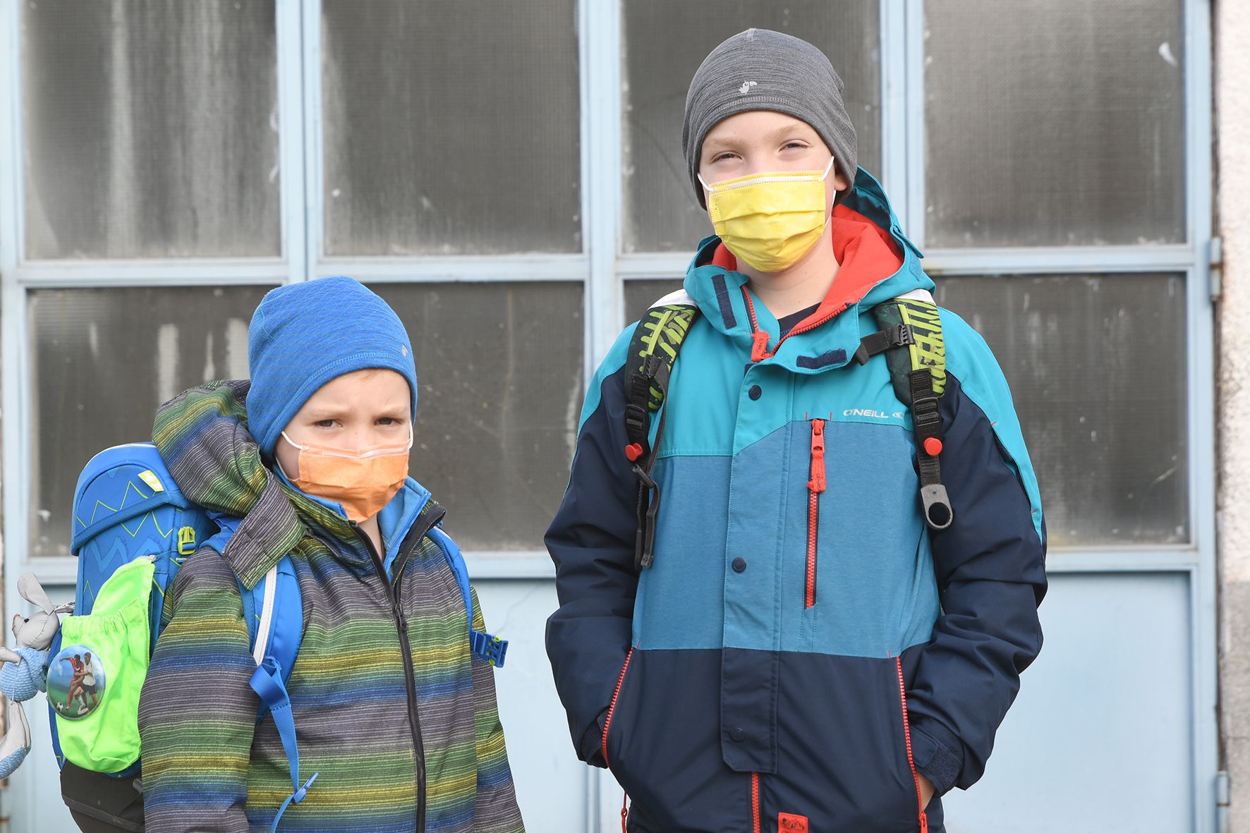 Eltern sorgen sich um ihre Kinder, weil sie Masken tragen sollen.
