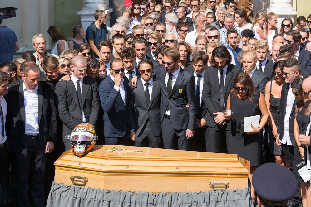 Die Formel-1-Stars mit Christine Bianchi beim Begräbnis von Jules Bianchi.