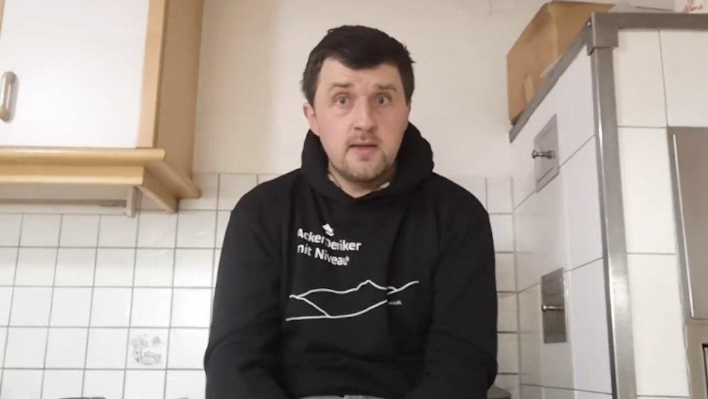 Wut-Bauer Christian Bachler bedankt sich für die Spenden. 