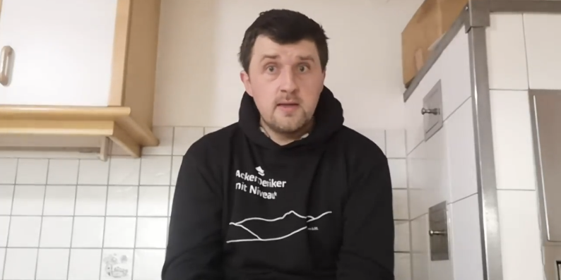 Wut-Bauer Christian Bachler bedankt sich für die Spenden. 