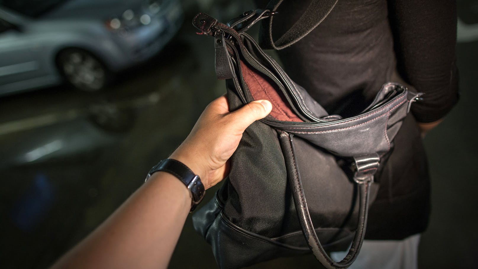 Im Flachgau stahl ein bisher unbekannter Täter eine Handtasche samt Bargeld aus einem unversperrten Auto.