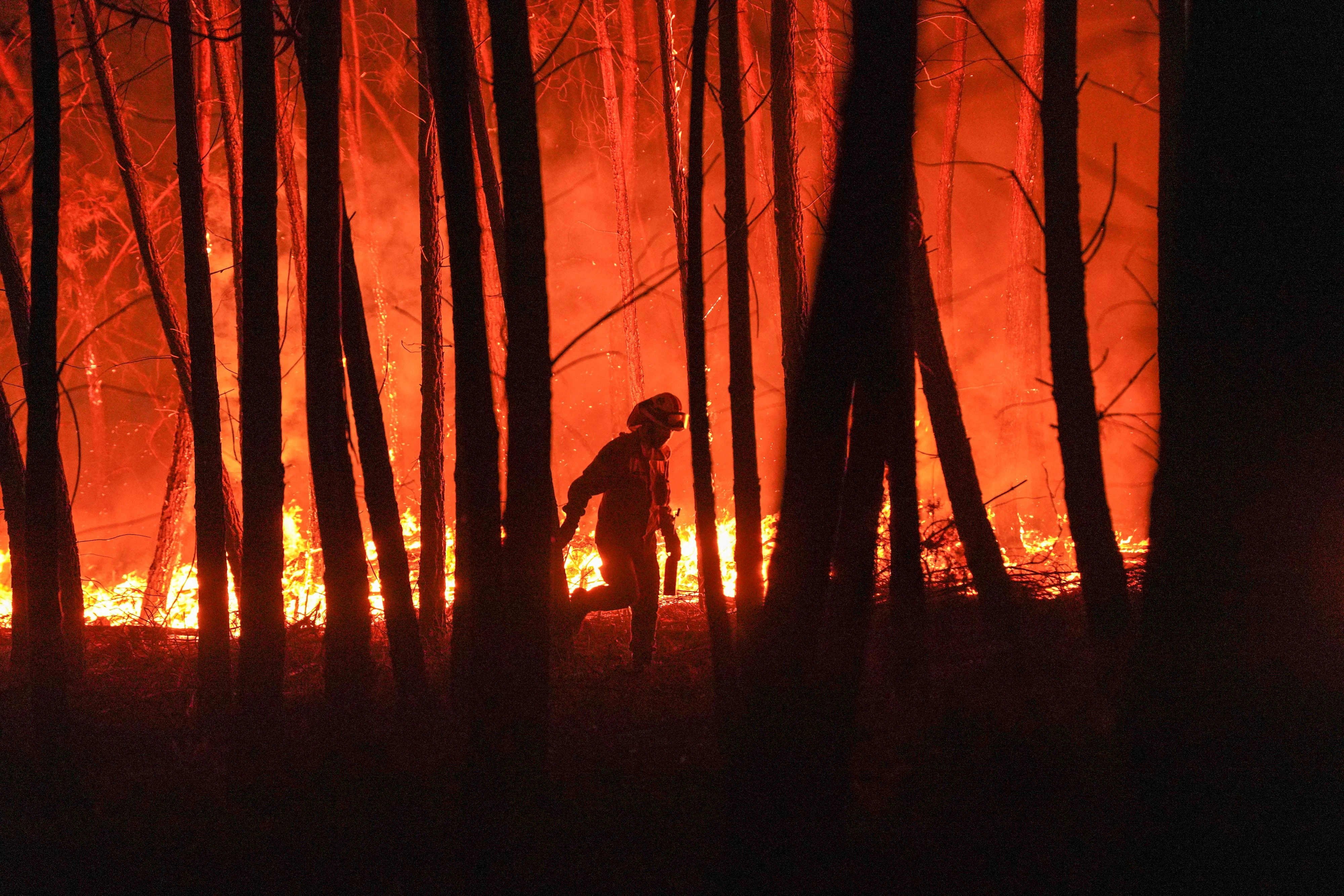 Download von www.picturedesk.com am 30.11.2020 (15:59).  A firefighter is silhouetted against a fire burning outside the village of Roqueiro, near Oleiros, Portugal, Monday, Sept. 14, 2020. Almost 1,000 firefighters are battling a major wildfire in central Portugal. Officials said that strong winds were pushing the flames through dense and hilly woodland, much of it hard to reach. (AP Photo/Sergio Azenha) - 20200914_PD11204 - Rechteinfo: Rights Managed (RM)