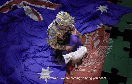 Dieses bearbeitete Bild (von der Redaktion zensiert) zeigt einen australischen Soldaten, der ein blutiges Messer an die Kehle eines Kindes hält.