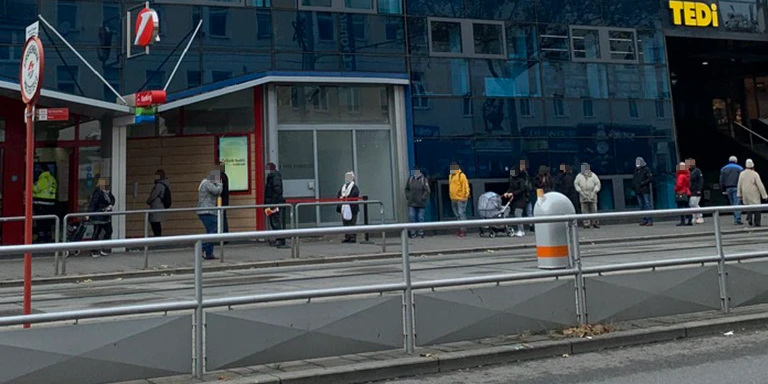 Im Zentrum Simmering warteten am Montag einige Menschen vor der Bank