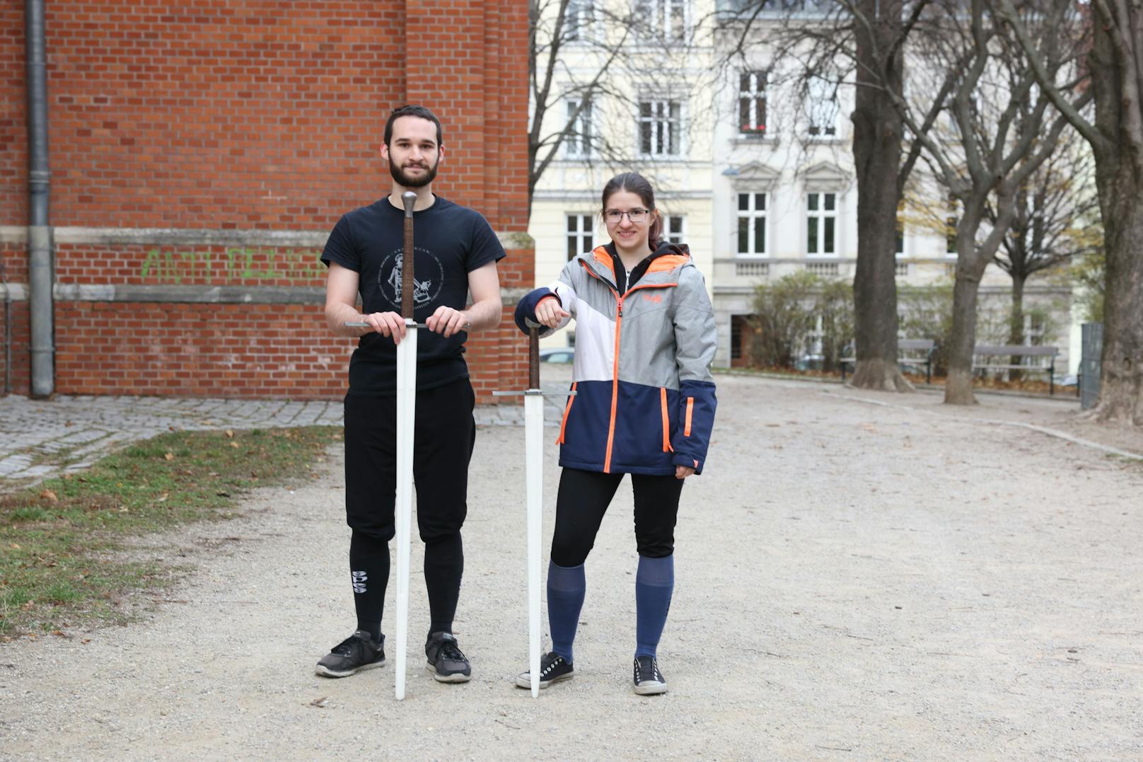 Joachim Pollatschek mit seiner Freundin Iris Schiff (24) beim Training im Park bei der Gersthofer Kirche in Währing.
