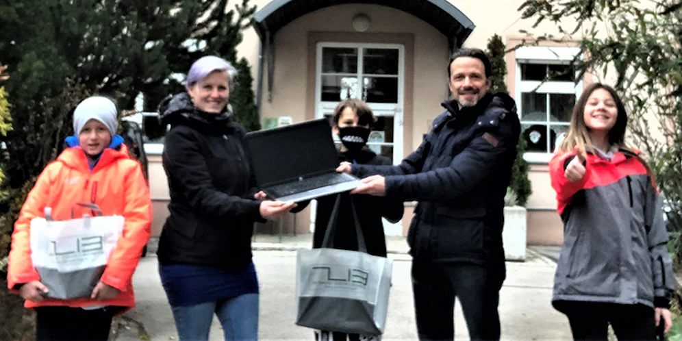 Daniel Schulz übergibt die Laptops offiziell an den Elternverein der NMS Harland.