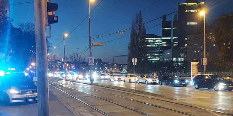 Hunderte Menschen demonstrierten am Montag mit ihren Autos in der Wiener Innnenstadt
