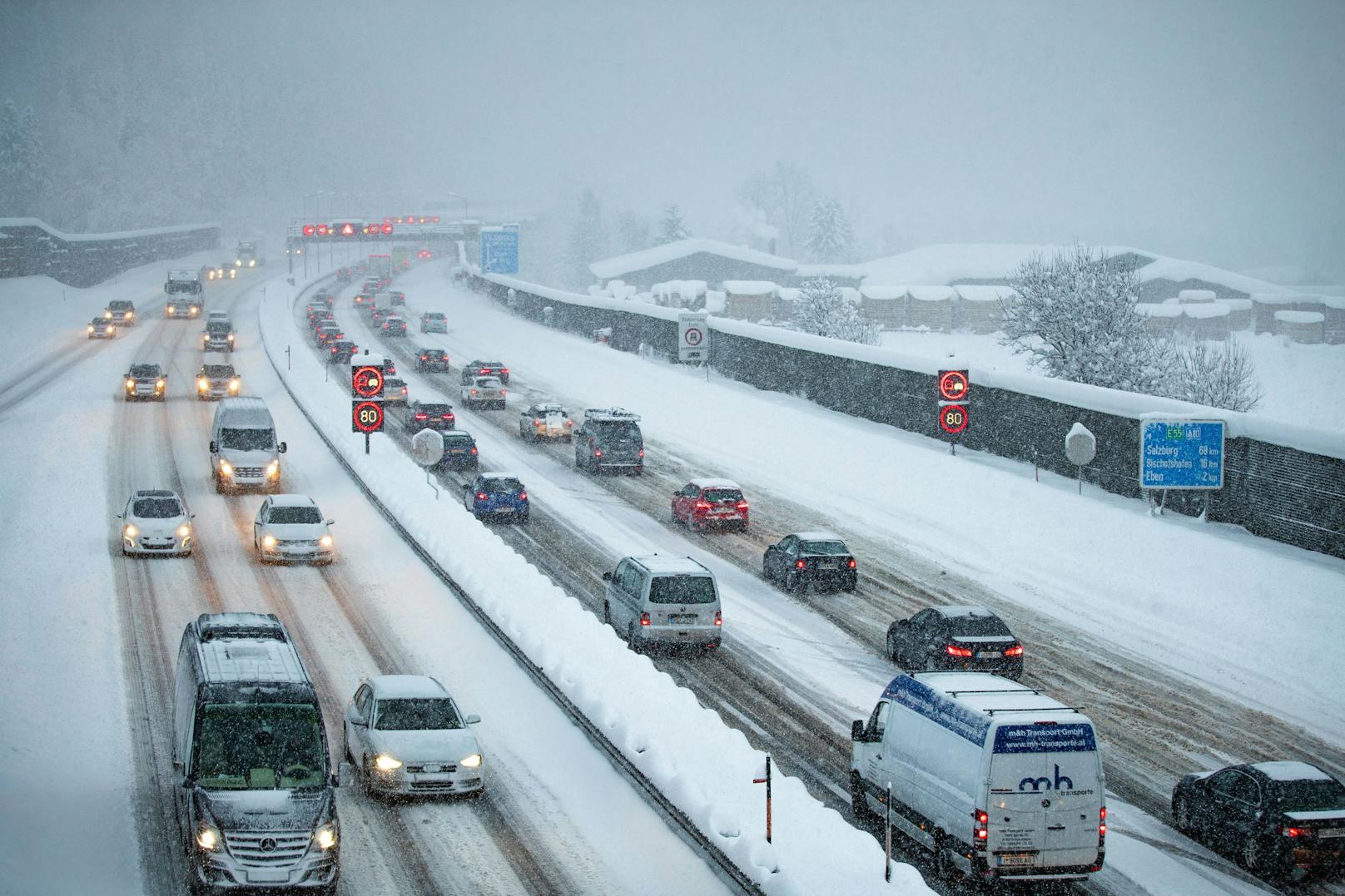 Schnee auf der Autobahn bei Salzburg (Archivfoto). Die Schneefallgrenze sinkt auf 800 m.