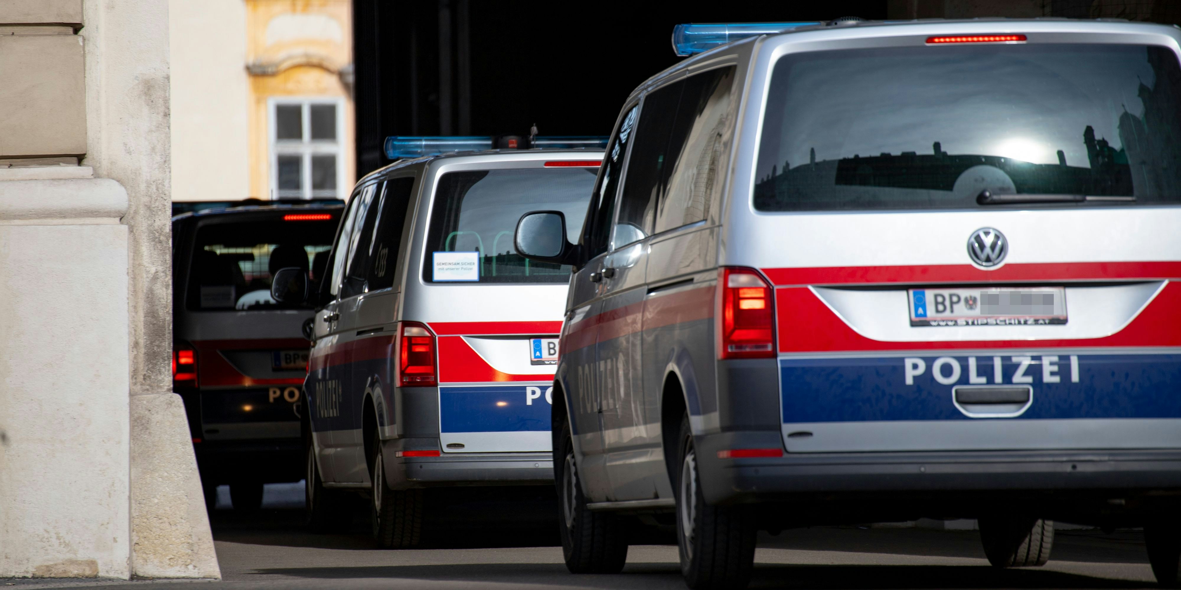 Für die Familienmitglieder klickten nun die Handschellen.