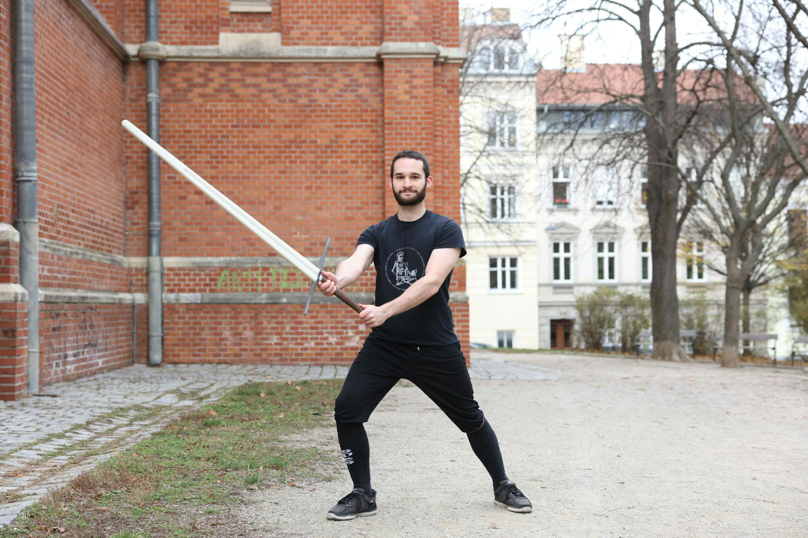Joachim Pollatschek (23) beim Training im Park bei der Gersthofer Kirche in Währing.