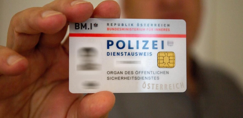 So sieht ein echter Dienstausweis der Polizei aus.