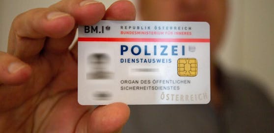 So sieht ein echter Dienstausweis der Polizei aus.