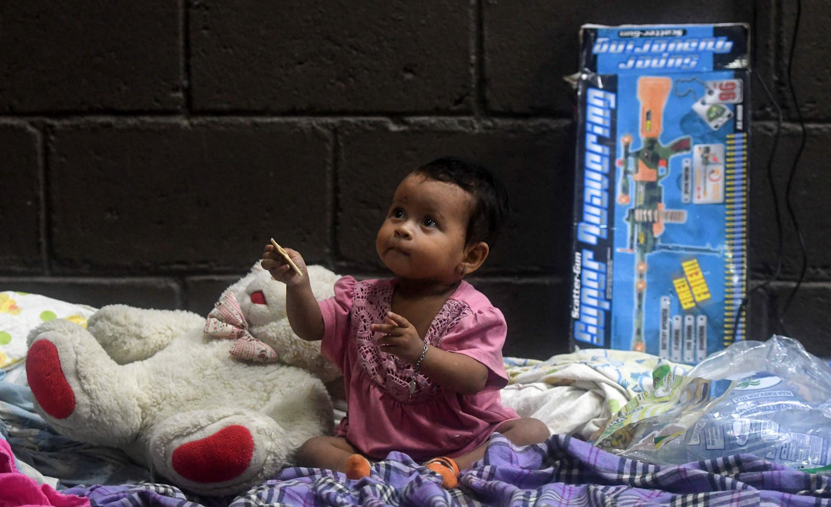 Ein Baby sucht mit der Familie Schutz vor dem Hurrikan in einer Notfall-Unterkunft.