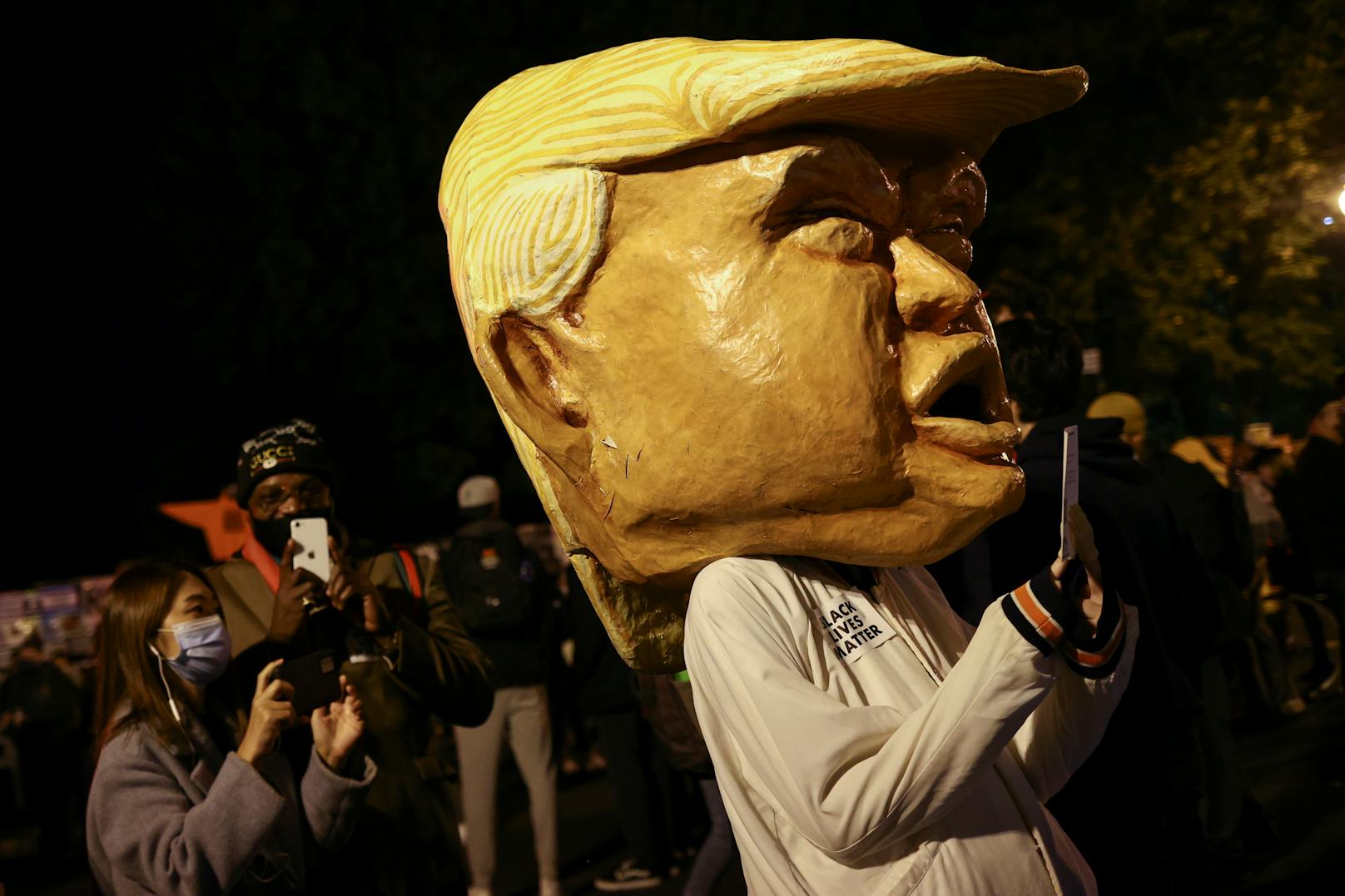 Am Black-Lives-Matter-Platz in der Nähe des Weißen Hauses kamen in der Wahlnacht ebenfalls unzählige Menschen zusammen.