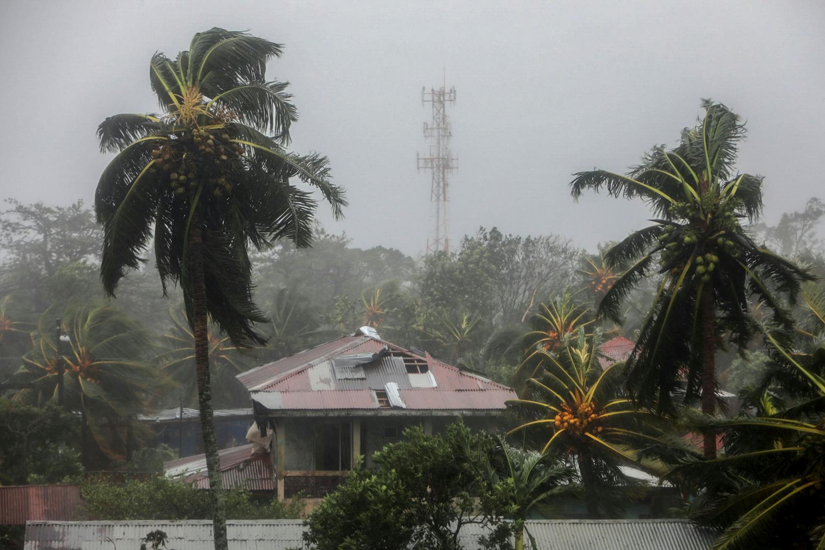 Der gefährliche Wirbelsturm trieb schon am Dienstag sein Unwesen in Nicaragua und entwurzelte Bäume, deckte Dächer ab und ließ Flüsse über die Ufer treten.
