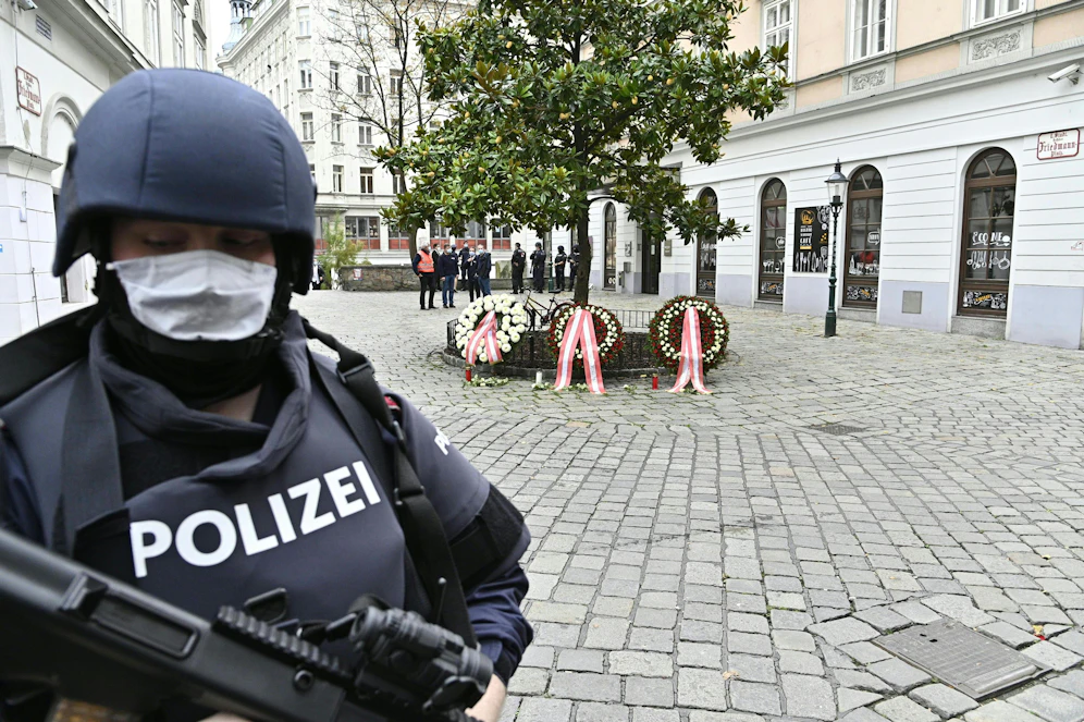 ine Polizeibeamtin am Dienstag, 3. November 2020, im Bereich des Tatortes. 