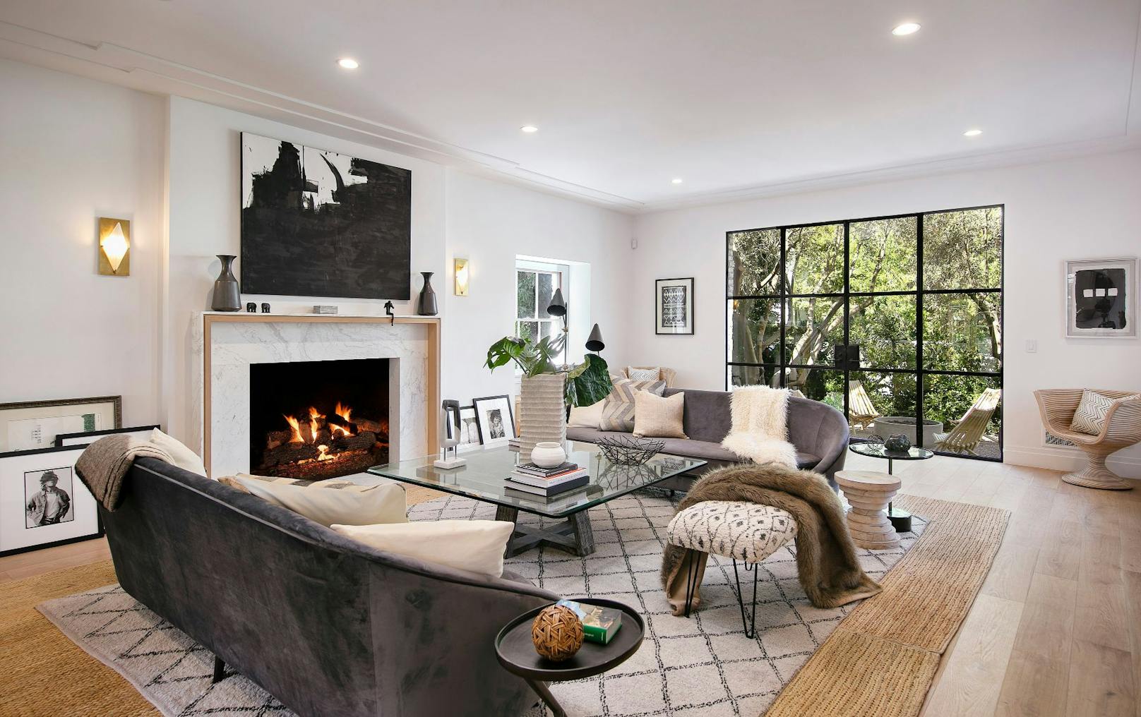Justins Villa in Beverly Hills verfügt über 500 Quadratmeter. Platz genug für ein großzügiges Wohnzimmer inklusive offenen Kamin.