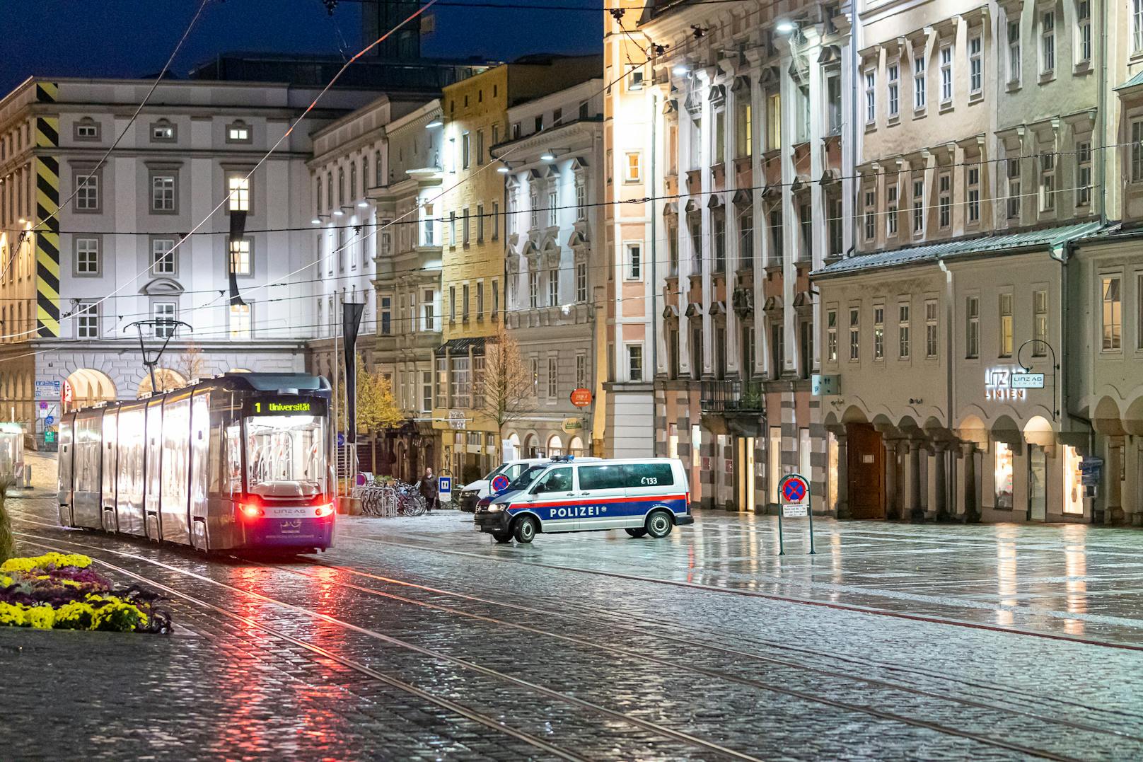 Schon seit dem frühen Morgen ist die Polizei an öffentlichen Orten in Linz sehr sichtbar.
