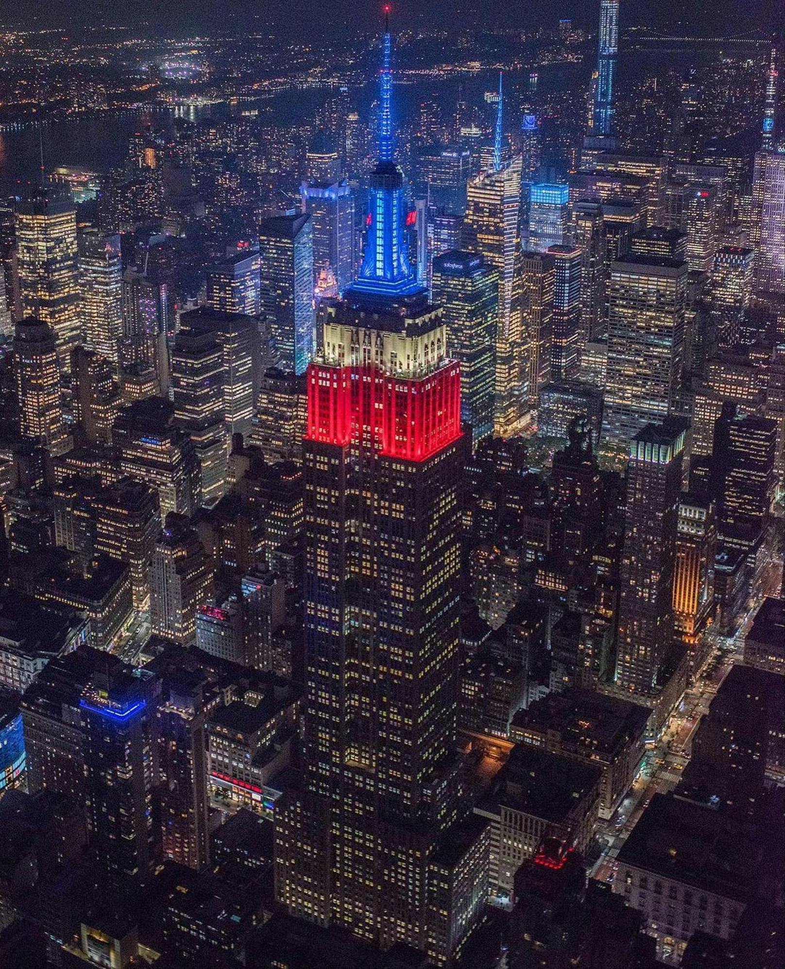 Die USA in ihrer entscheidenden Nacht: Das Empire State Building in New York erschien in den Farben der Nation.