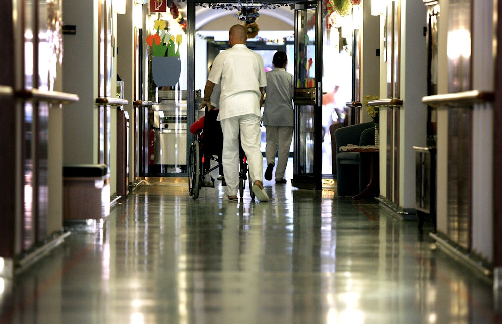 In Alten- und Pflegeheimen gelten nun strenge Regeln. Symbolbild