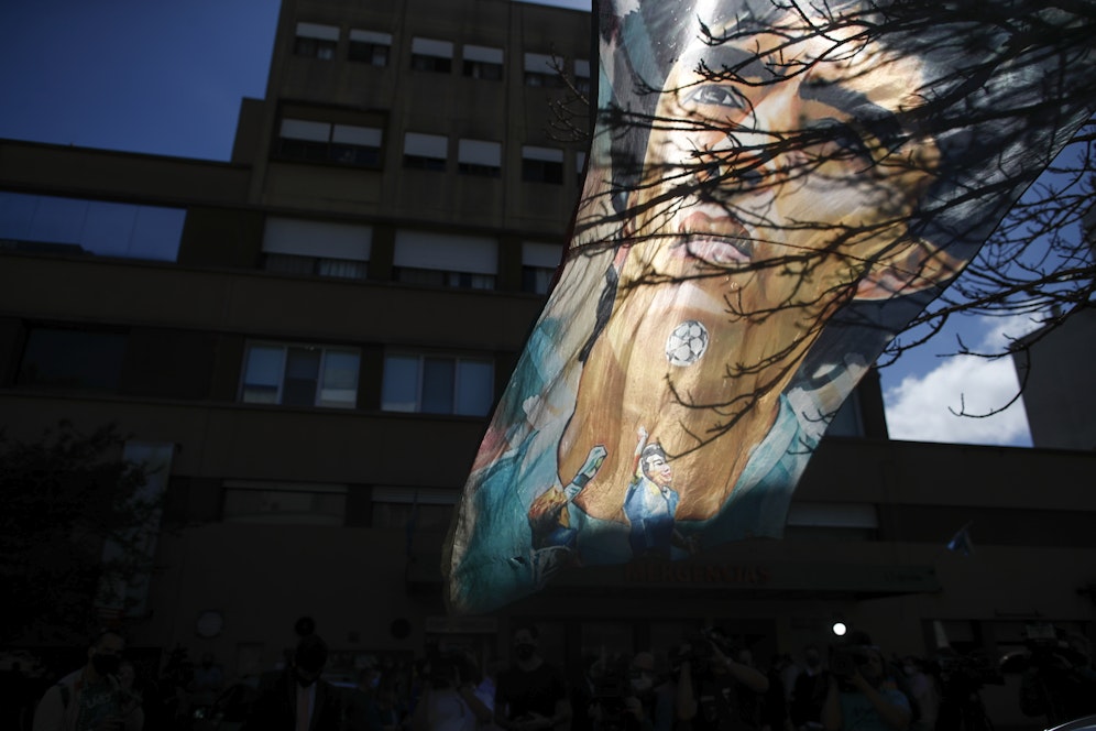 Ein Banner von Diego Maradona vor der Klinik, in der er operiert wurde.