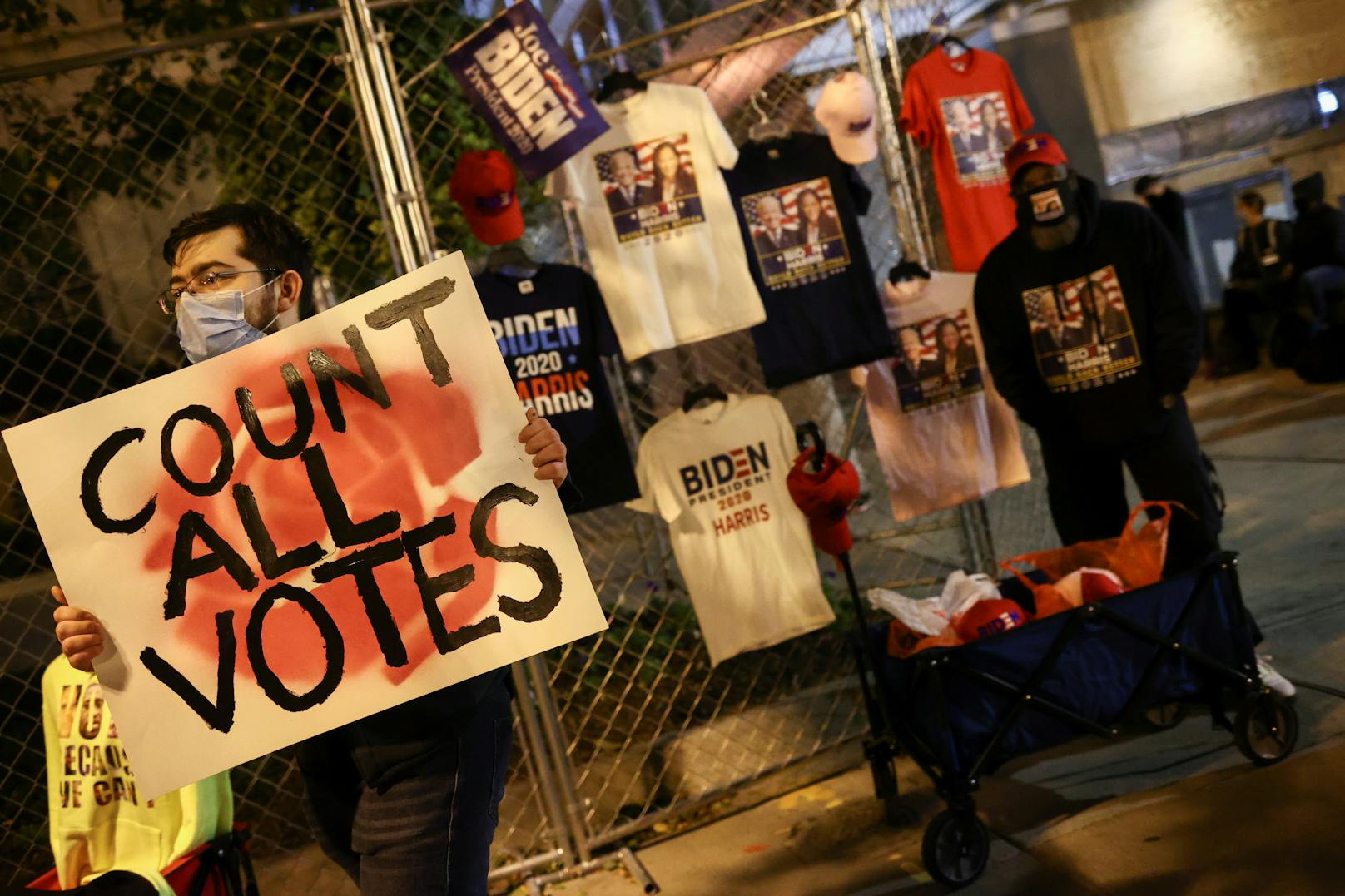 "Zählt alle Stimmen aus", hält dieser Demonstrant nahe des Weißen Hauses in der Hand - wohl in Hinblick auf den Versuch der Republikaner, nicht alle Briefwahlstimmen zu zählen.