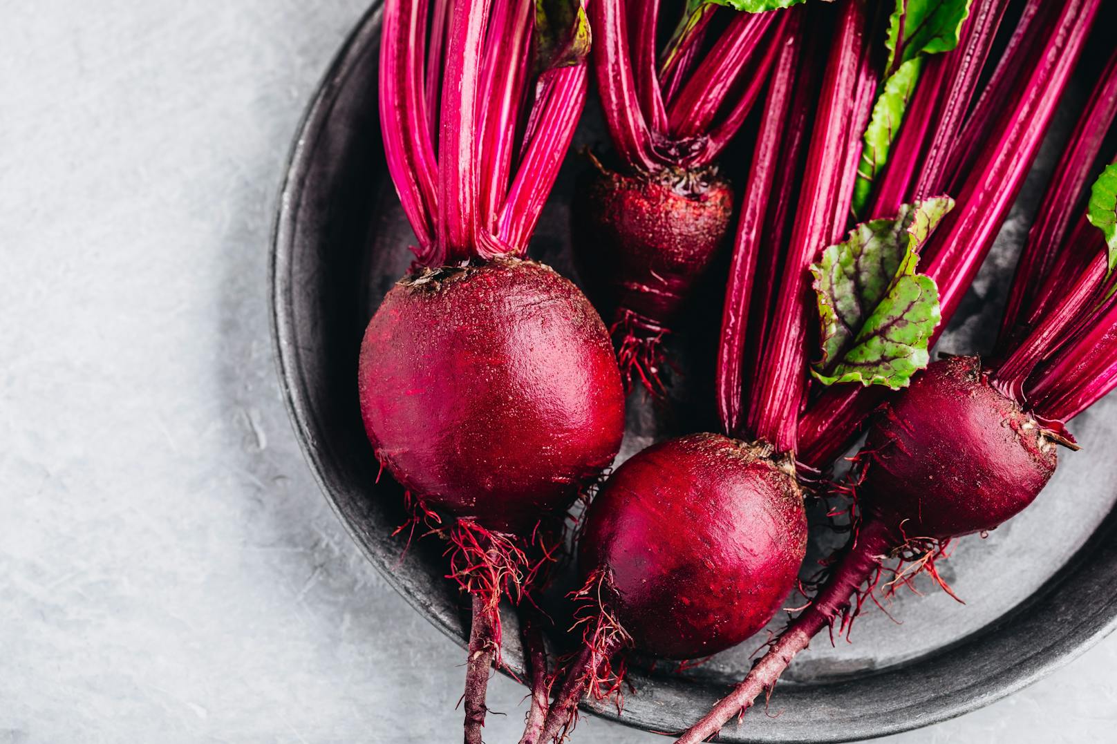 <strong>Rote Rüben!</strong> Dieses Gemüse macht der rote Farbstoff so wirkungsvoll im Kampf gegen Erkältungen. Der Entzündungshemmer isoliert Bakterien, sodass sie aus dem Körper ausgeschwemmt werden.