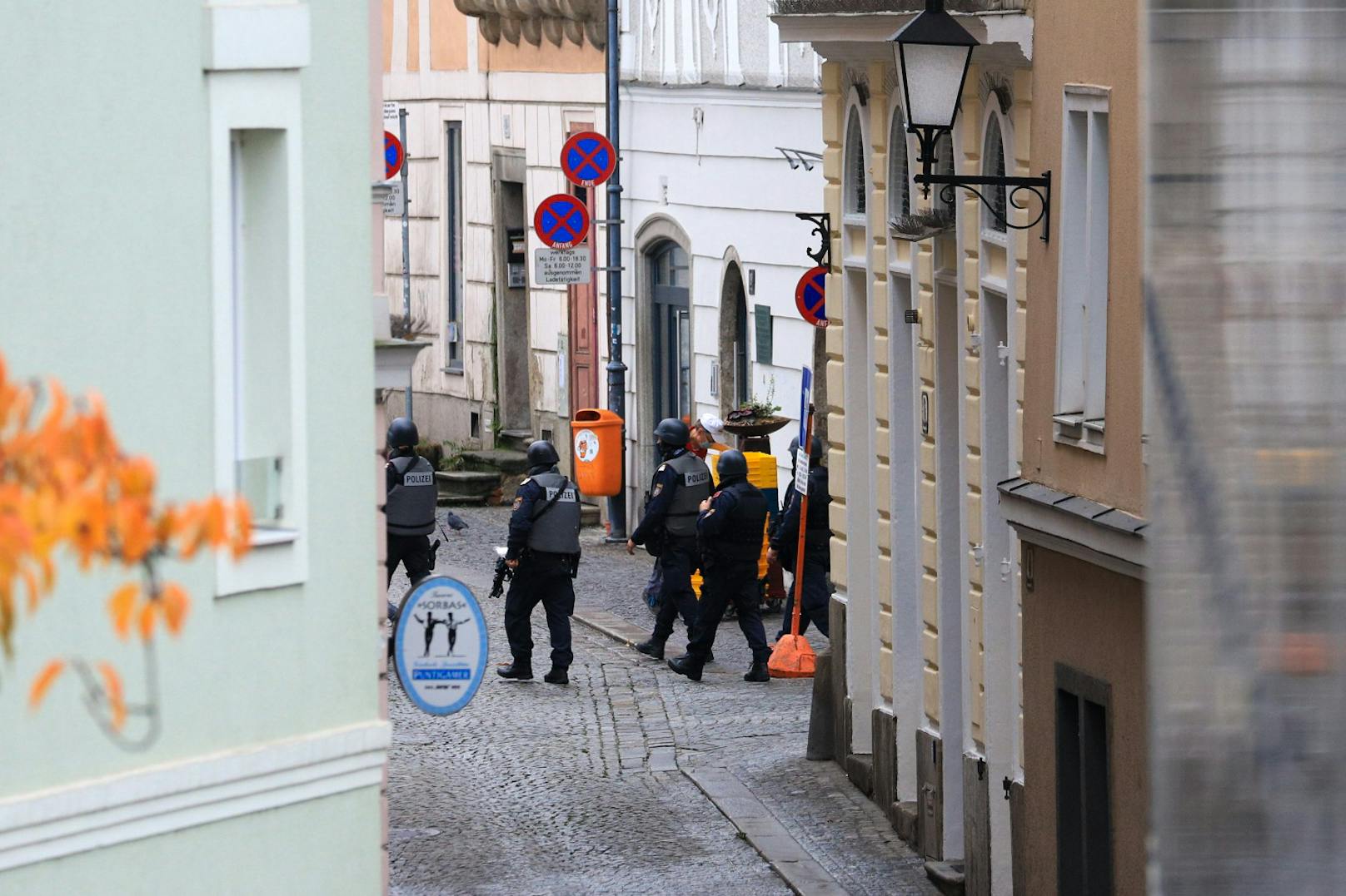 Schon seit dem frühen Morgen ist die Polizei an öffentlichen Orten in Linz sehr sichtbar.
