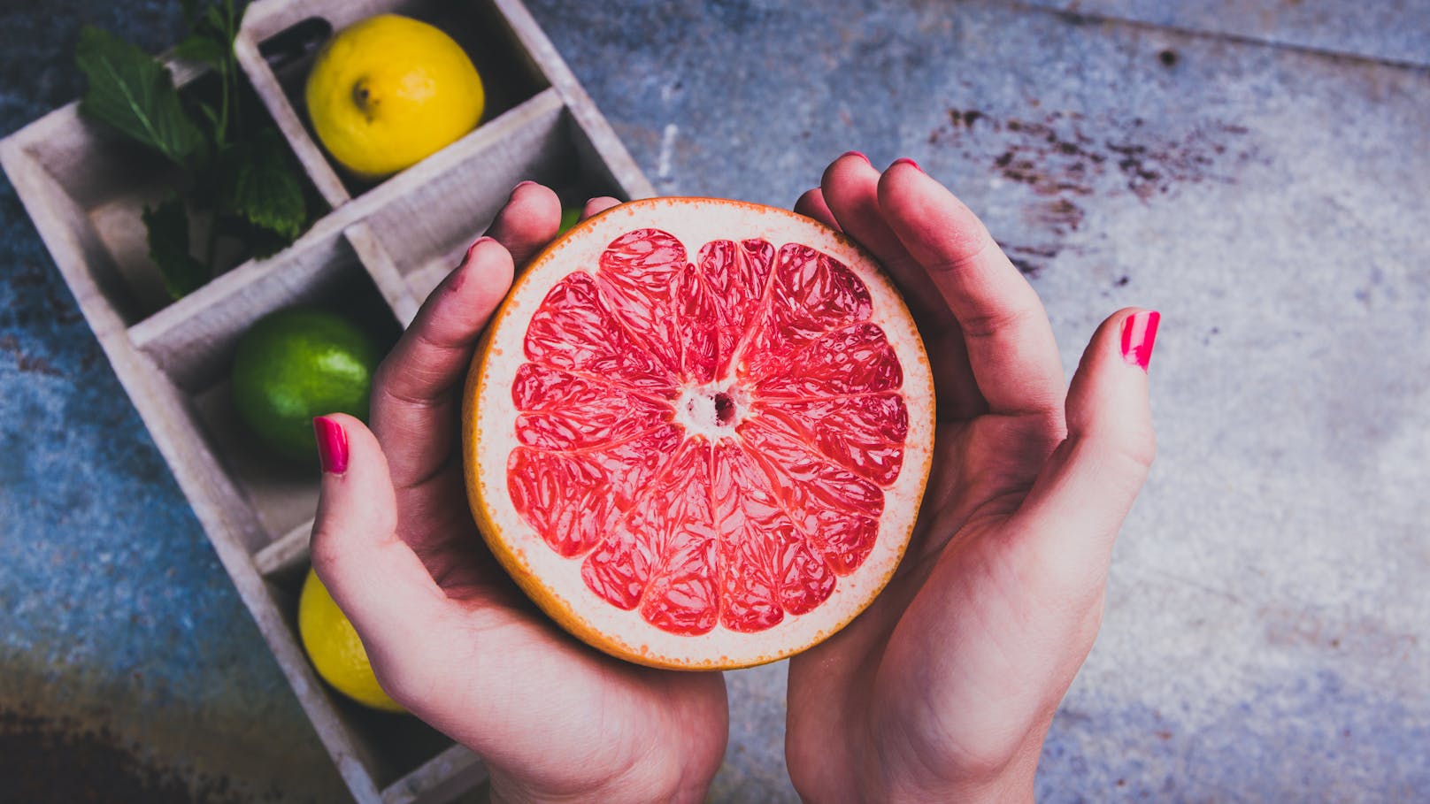 <strong>Zitrusfrüchte!</strong> Zitronen, Orangen, Grapefruits &amp; Co. strotzen nur so vor Vitamin C. Diese macht freie Radikale, die sich bei einer Erkältung im Körper ausbreiten, unschädlich.