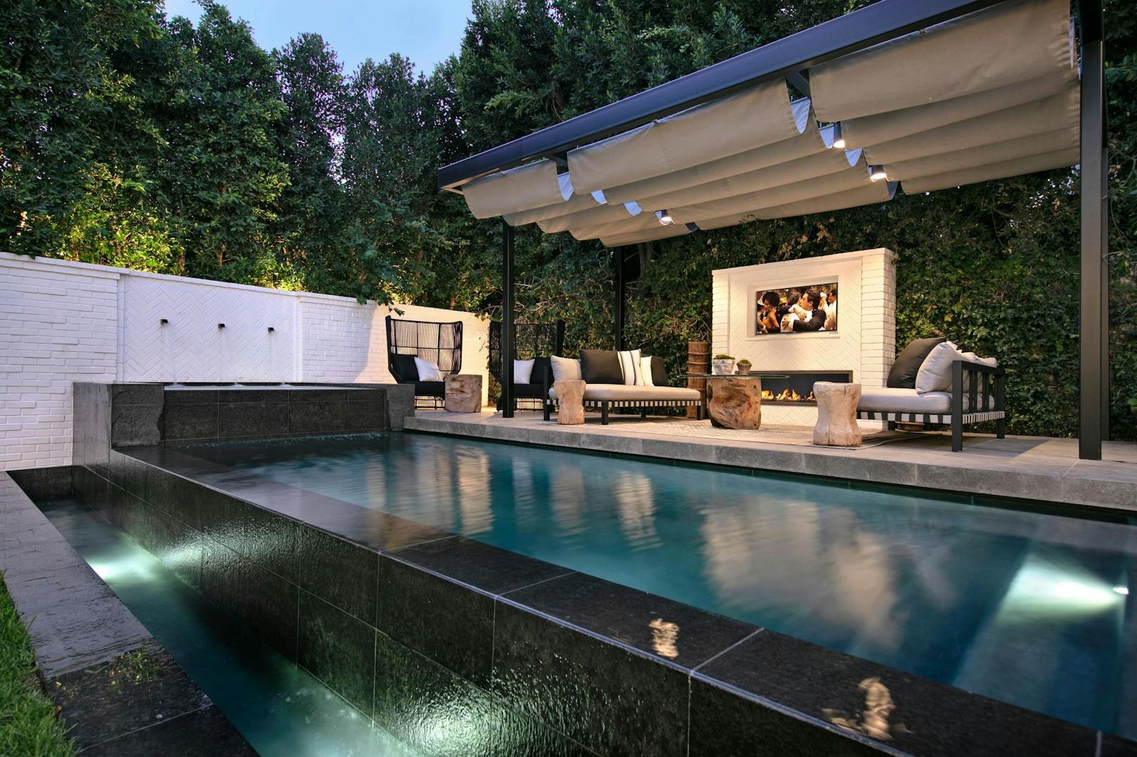 Idyllisch auch die Gartenterrasse inklusive Luxus-Swimmingpool.