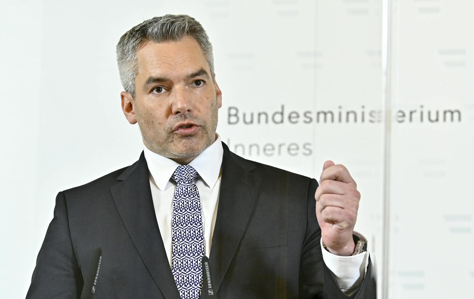 Innenminister Karl Nehammer: "Müssen österreichisches Sozialsystem schützen."