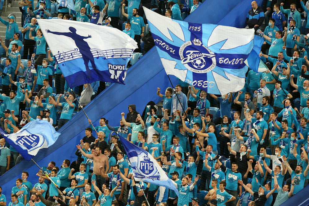 Zenit-Fans ohne Mindestabstand und Maske