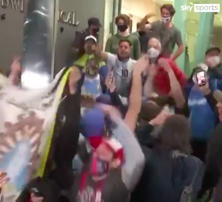 Maradona-Fans feiern vor der Klinik.