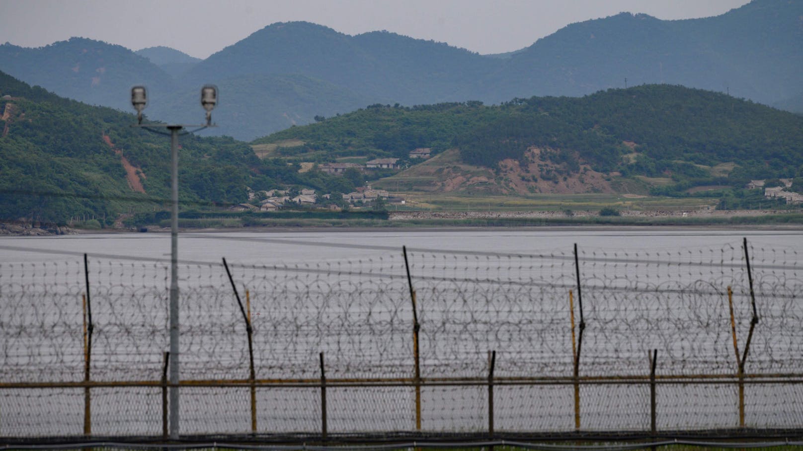 Blick auf Nordkorea von der anderen Seite der Stacheldraht-Abgrenzung.