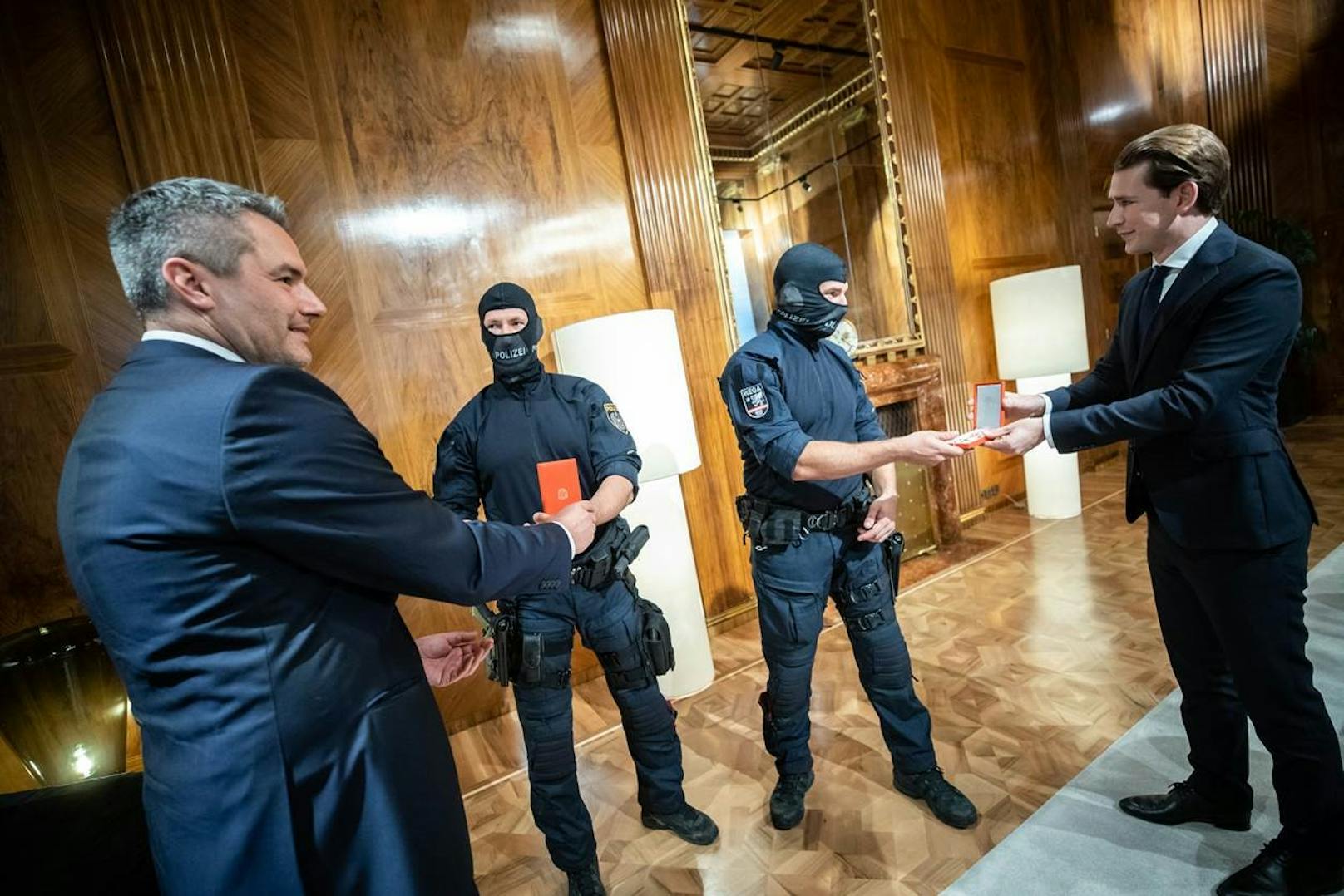 Die zwei Polizisten wurden von Innenminister Karl Nehammer und Bundeskanzler Sebastian Kurz empfangen.
