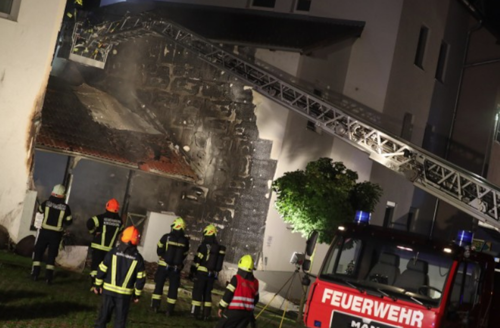 Bild vom gelegten Brand am 3. September dieses Jahres. Das Feuer hatte auf zwei Mehrparteienhäuser übergegriffen, erheblichen Schaden angerichtet.