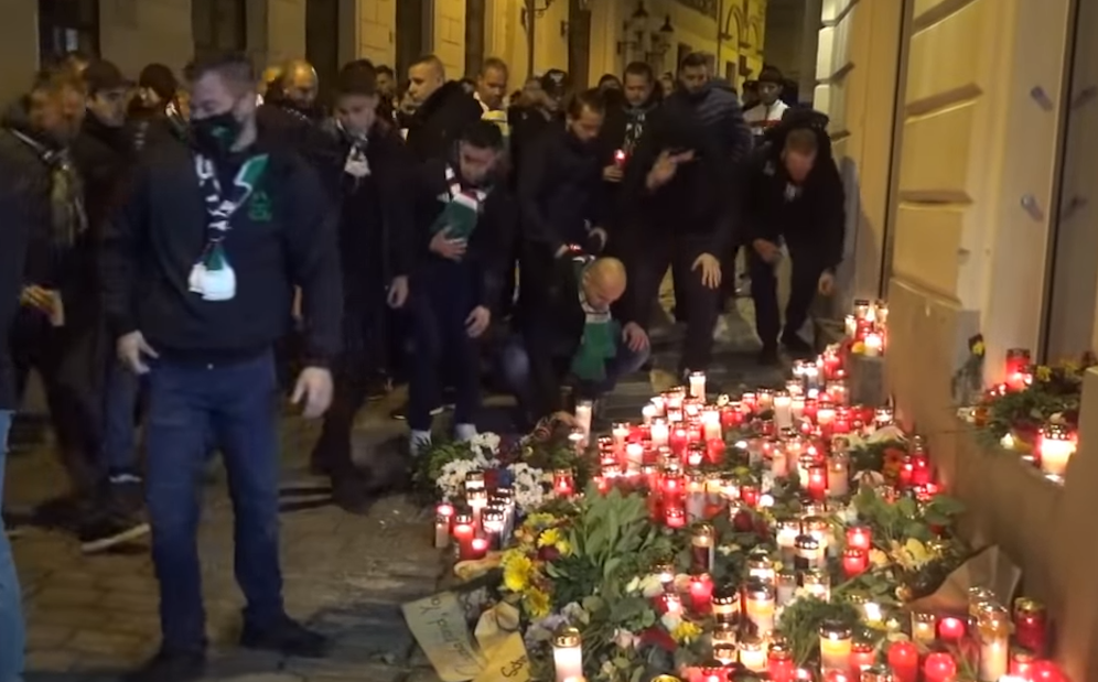 Die Rapid-Fans trauern um die Terror-Opfer.