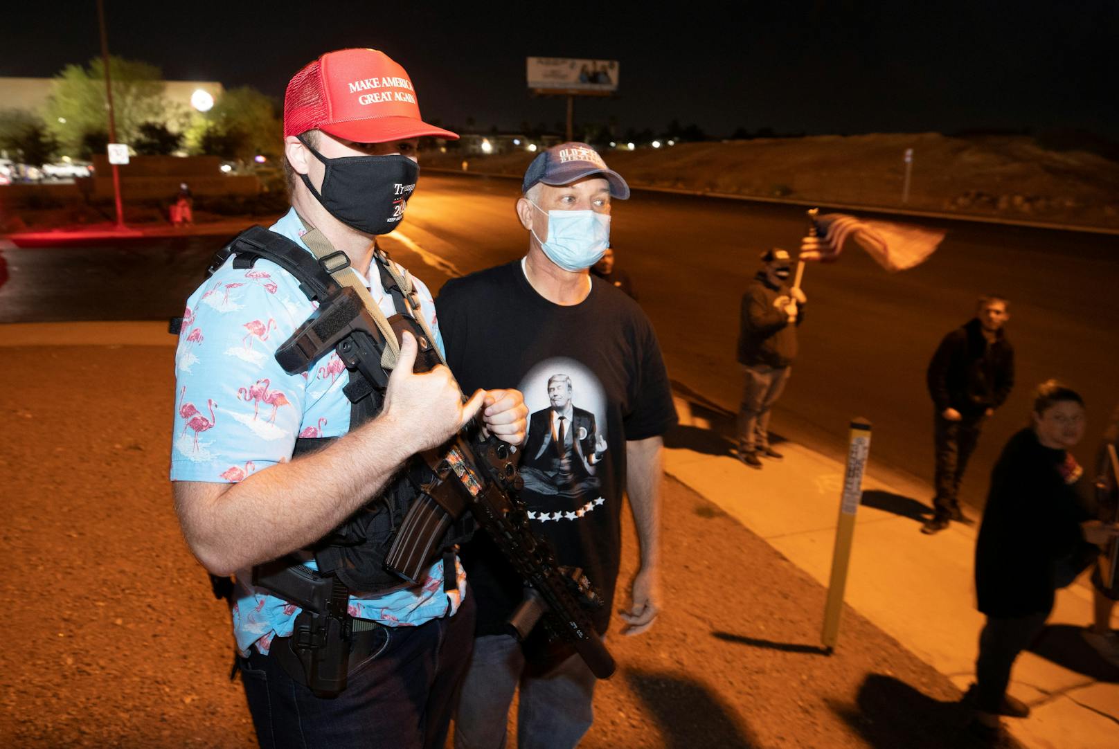 Einige Demonstranten tragen Waffen.