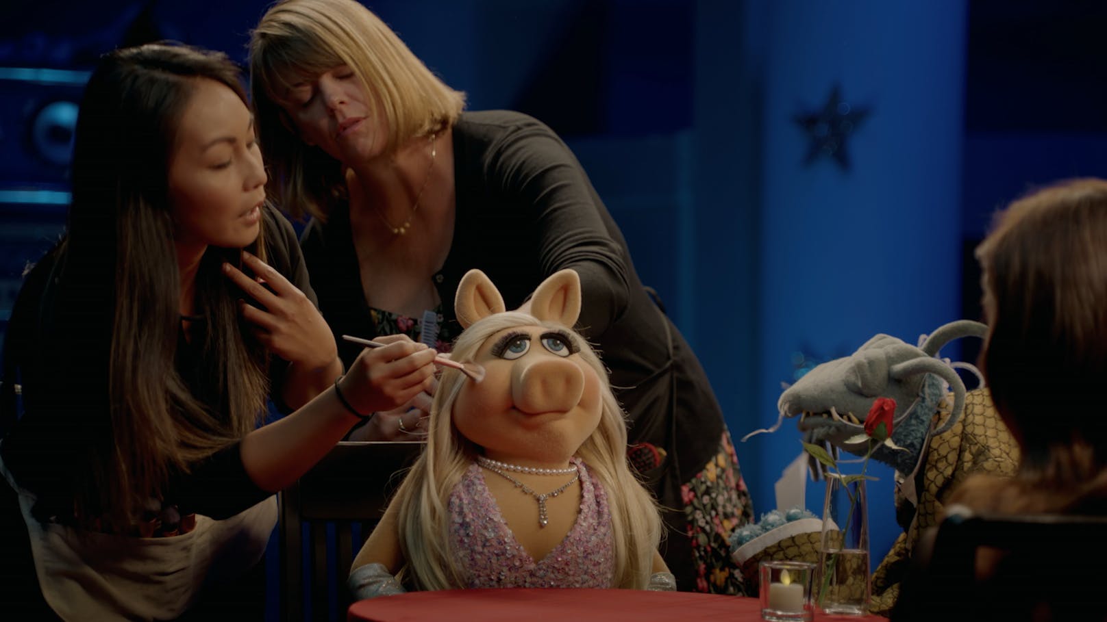 <strong>Miss Piggy </strong>(Mitte) kehrt mit "Muppets Now" auf die Bildschirme zurück. Die Sketch-Revue ist die erste Show der Chaos-Puppen, die ohne Drehbuch entstand.