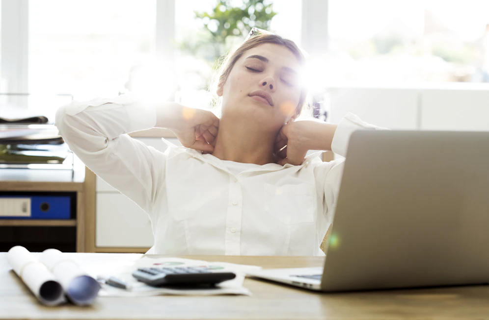 Verspannungen vor dem Computer sind keine Seltenheit. Der Grund: Die falsche Haltung.
