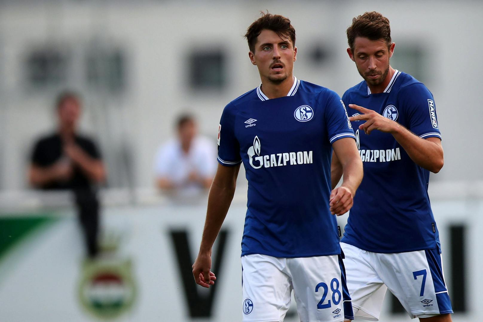 Die Schalke Spieler (Alessandro Schöpf links) verweigern den Gehaltsverzicht. 