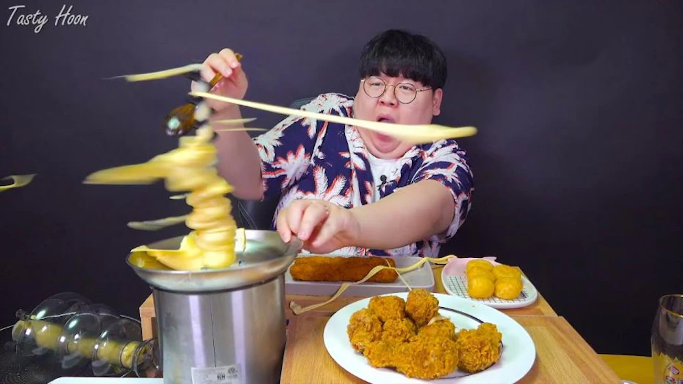 Das Video, in dem ein Mukbang-Youtuber von seinem Essen attackiert wird, geht bereits in den ersten beiden Tagen viral.