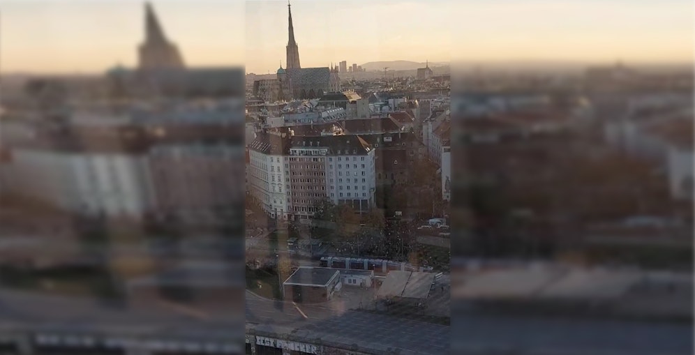 Auch am Donnerstag trauern Hunderte Wiener am Schwedenplatz in der City.