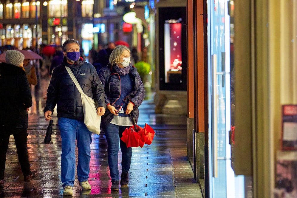 Die Maske gehört mittlerweile zum treuen Begleiter.